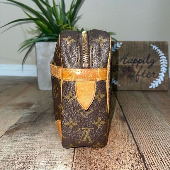 Authentic Louis Vuitton Compiegne 28 Mono Clutch - Picture 4 of 12